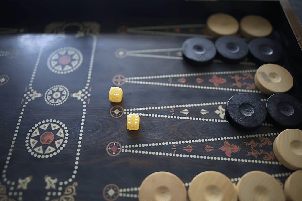 Jeu De Backgammon à Enrouler Relaxdays - Plateau 32x26 Cm, Similicuir Beige - Complet Avec Pions, Dés Et Videau - Voyage Et Maison